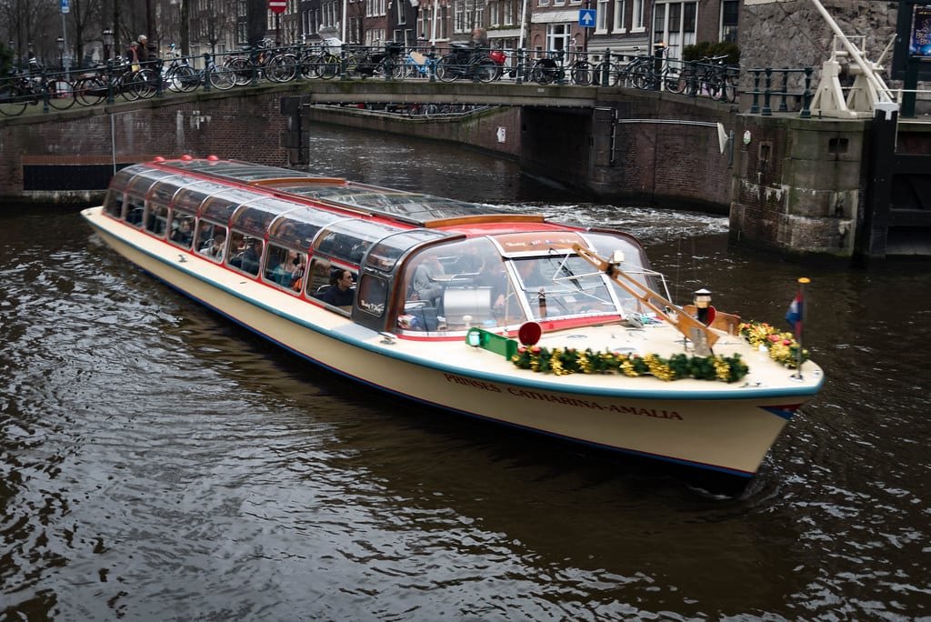 Bateau de promenade sur un canal