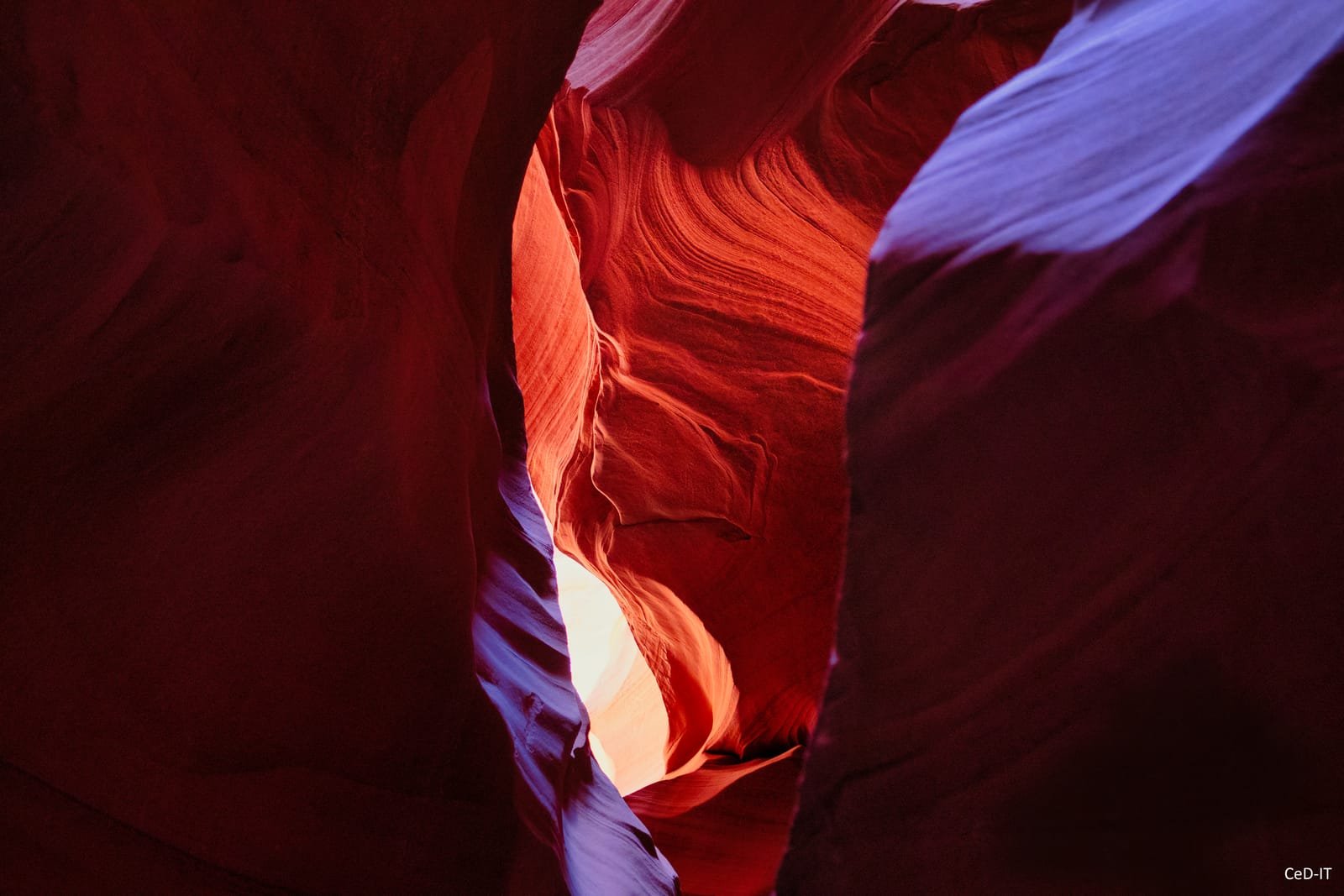 Parois ondulées d’un canyon en fente, rouges et violettes