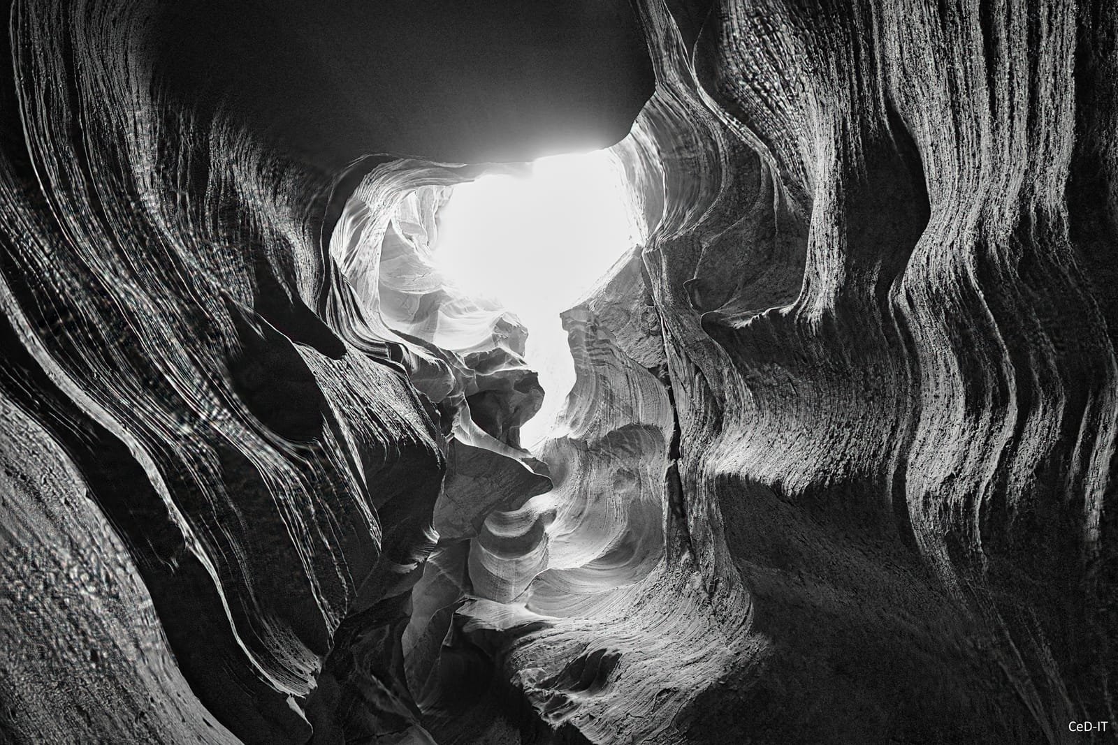 Canyon en fente photographié en noir et blanc