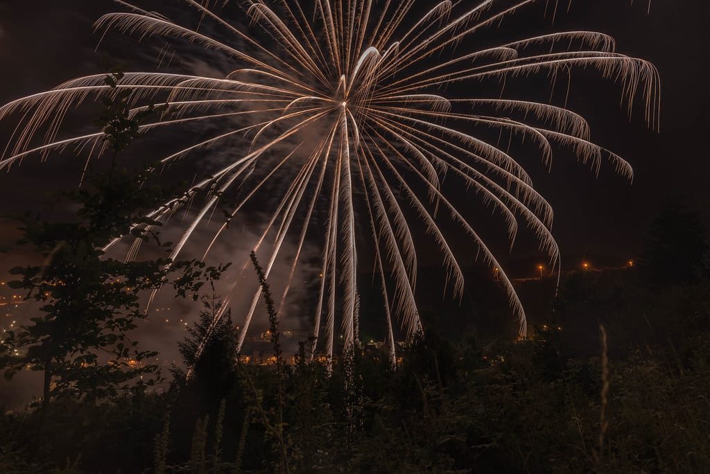 Gerbe dorée d'un feu d'artifice