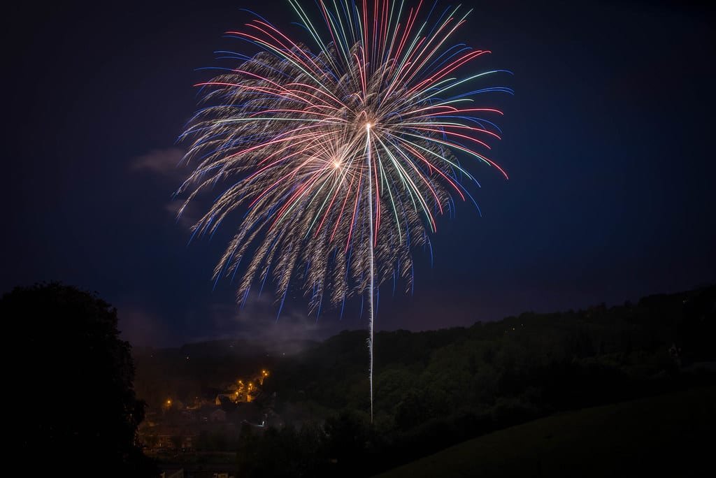 Feu d'artifice au-dessus d'une vallée