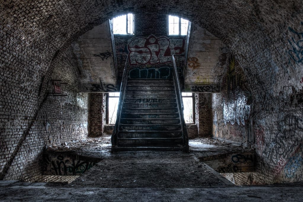 Escalier dans un bâtiment abandonné aux voûtes de brique