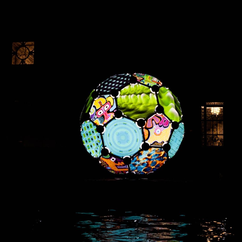 Sphère lumineuse multicolore dans la nuit