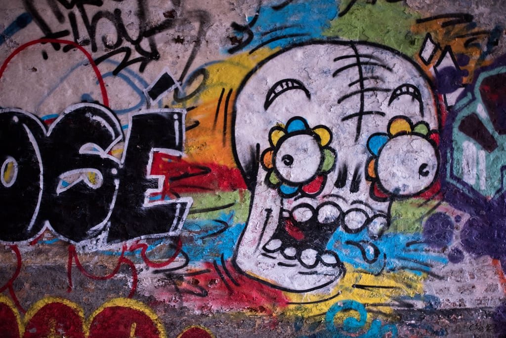Graffiti coloré représentant une tête de mort