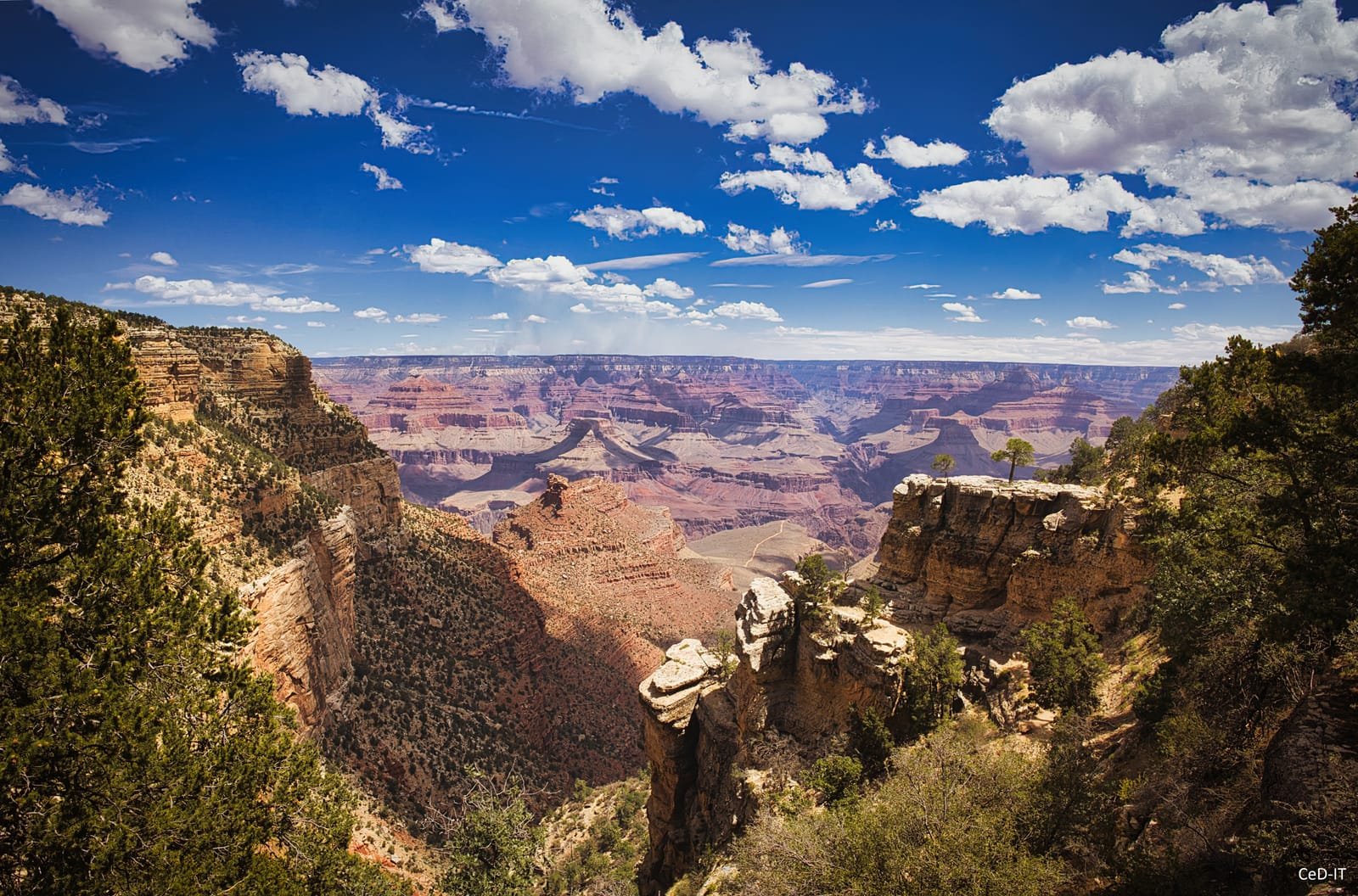 Vue plongeante sur un grand canyon sous un ciel pommelé