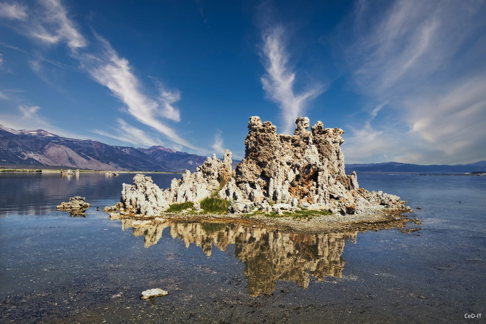 Formations rocheuses et leurs reflets sur un lac