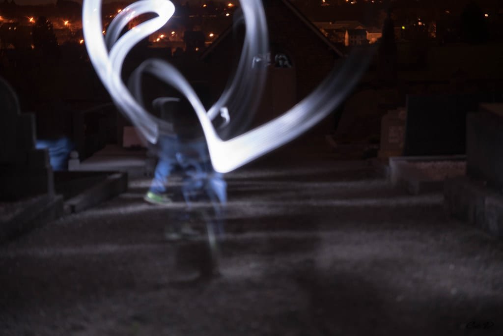 Traînées de lumière blanche dessinées dans la nuit