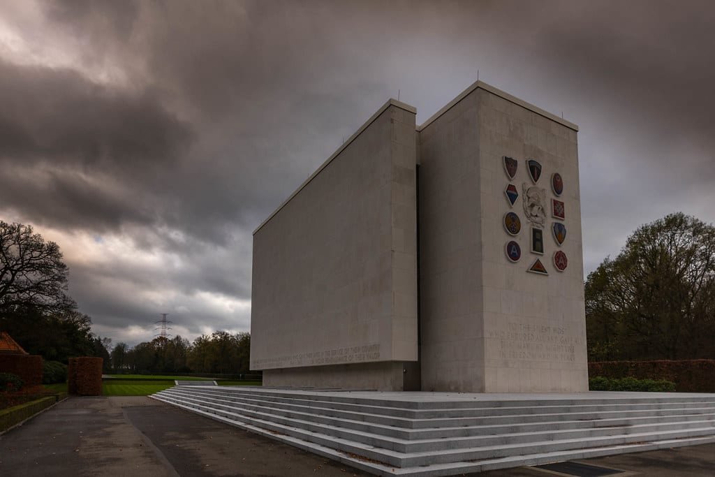 Monument de pierre claire sous un ciel d'orage