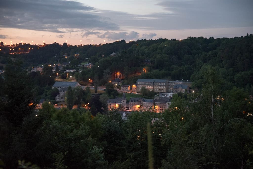 Vallée et village au crépuscule