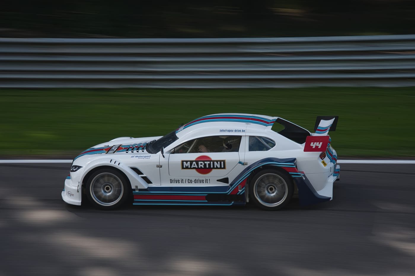 Voiture de course Apex-Drive à Spa-Francorchamps