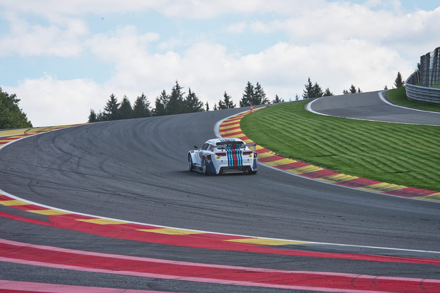 Voiture de course Apex-Drive à Spa-Francorchamps
