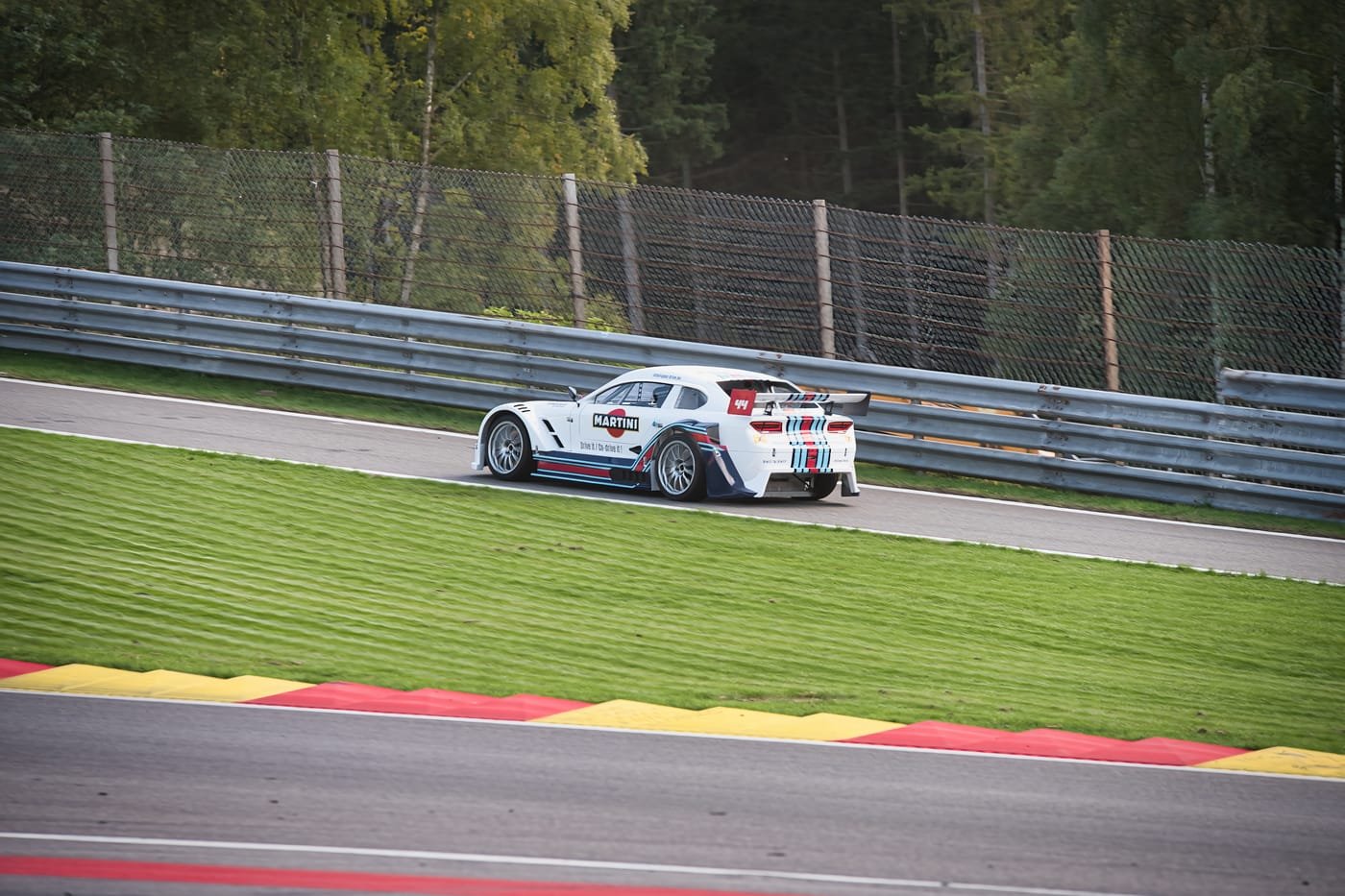 Voiture de course Apex-Drive à Spa-Francorchamps